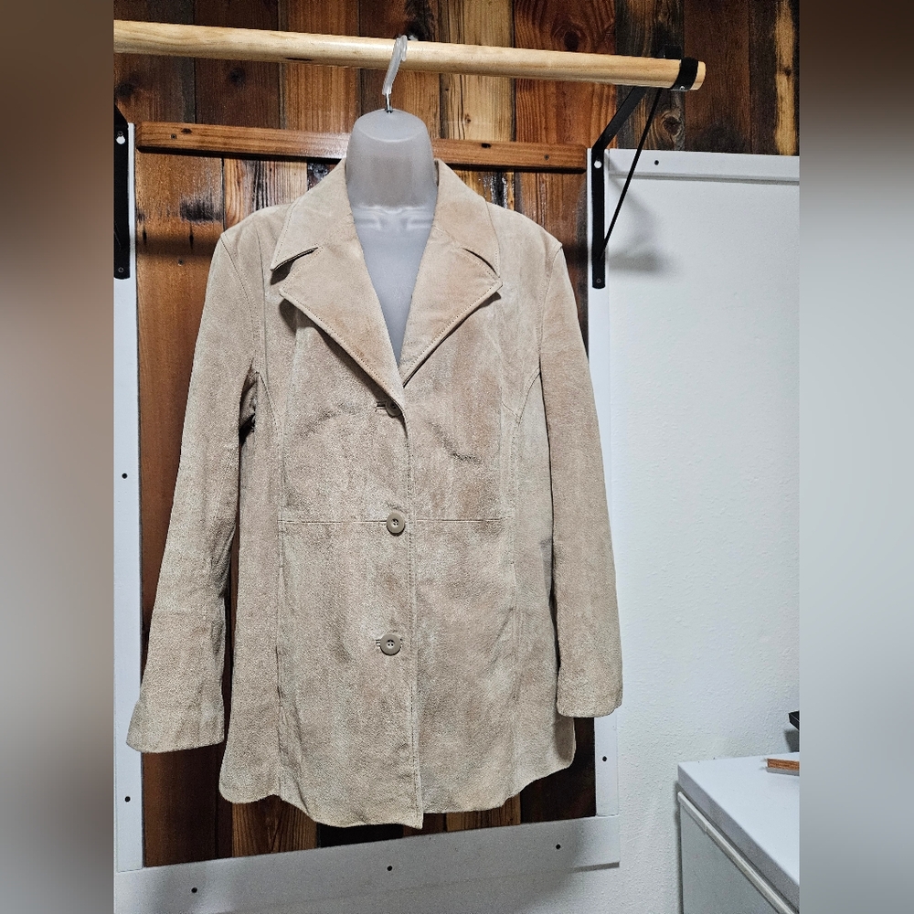 Wilsons Leather Tan Leather Jacket with Notched Lapel and Full-Length Sleeves